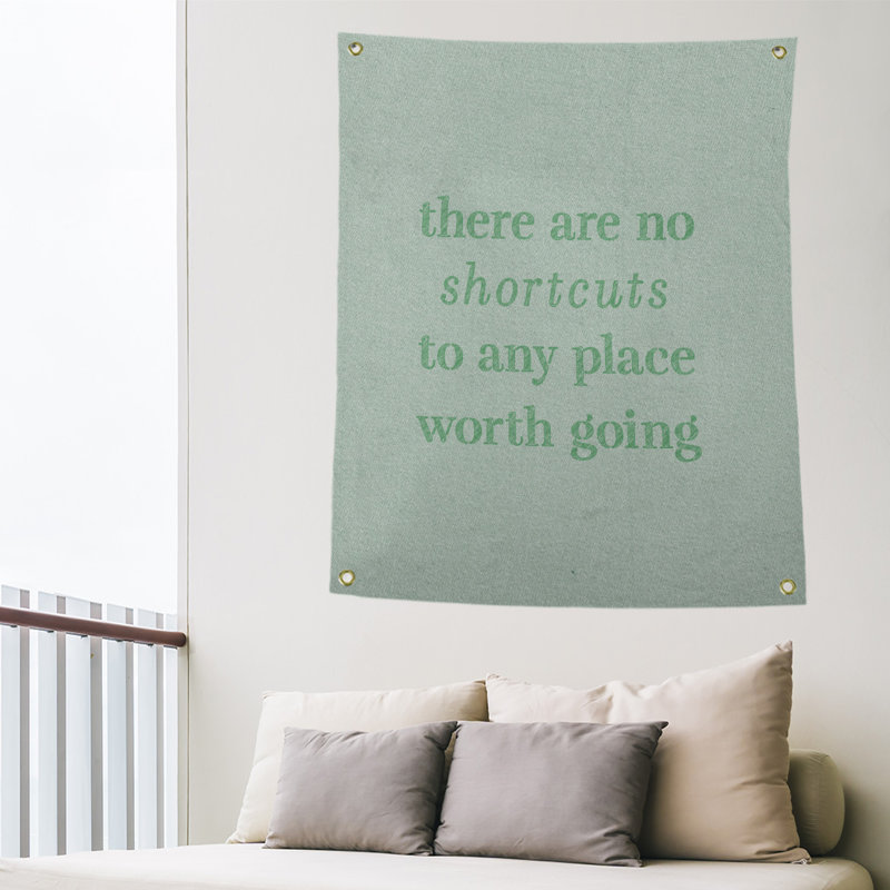 Tapisserie en polyester à l’écriture "no shortcuts", H 80 po x l 59 po, Vert
