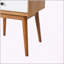 Table de chevet Mid-Century en bois franc avec quincaillerie en laiton foncé et deux tiroirs coulissants, parfait pour les chambres à coucher modernes.