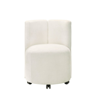 2 chaises d'appoint en chenille blanches avec pivot. Élégant et polyvalent. Rotation à 360 degrés. Dossier rembourré doux. Bois synthétique fabriqué. Idéal pour les salles à manger. 23 po de profondeur x 22 de largeur et 31 de hauteur.