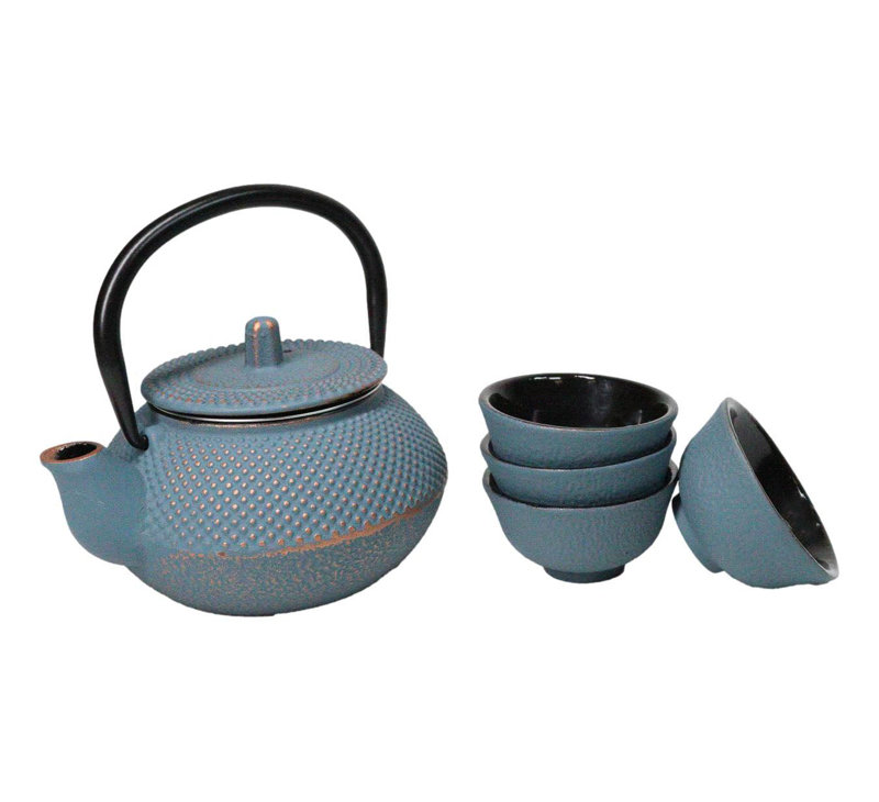 Théière miniature en fonte texturée bleu ciel à motif clous, 30 cl, avec 4 mini-tasses à thé.