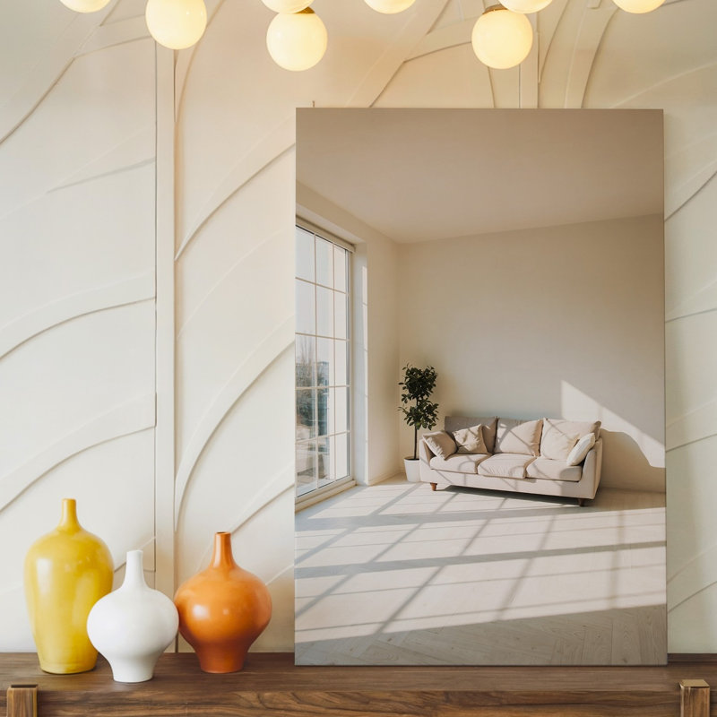 Toile, art intérieur minimaliste avec canapé de couleur claire avec coussins moelleux posés sur une toile murale pâle lisse