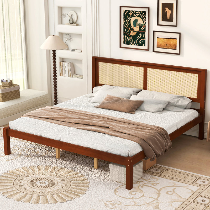 Structure de lit plateforme très grand en bois massif avec tête de lit en rotin, lit à panneaux en canne de style campagnard, espace de rangement sous le lit, aucun sommier requis, pieds de support robustes, finition noyer