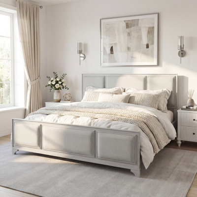 Structure de lit très grand avec tête de lit tapissier, bois massif blanc et tissu beige, pas de sommier tapissier, style campagne moderne