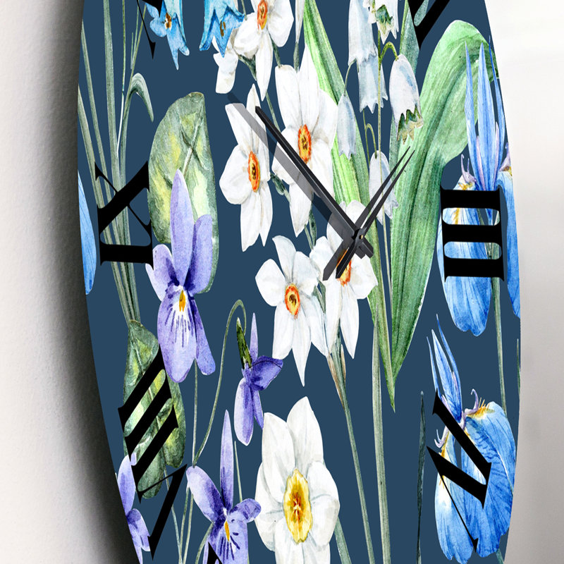 Fleurs de printemps blanches et bleues sur bleu foncé - horloge murale traditionnelle, Moyen