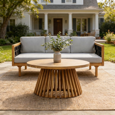 Ensemble de lit de jour d'extérieur en bois d'acacia de luxe avec table d'appoint trois places - finition teck, coussins gris clair et corde noire
