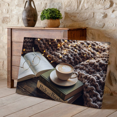 Toile «Cozy Inviting Scene Doting», une chaude tasse de café au lait, art mural sur une soucoupe beige texturée placée au sommet de deux empilées d'art moderne sur toile