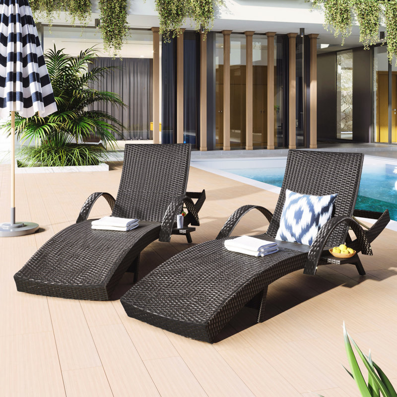 Chaise longue de patio brun foncé de 2 pièces, fabrication robuste avec table d'extérieur réglable et escamotable