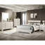 Lit plateforme simple blanc délavé, style contemporain, base de lit à profil bas, placages de bois et bois massif, finition rustique dans une boîte, matériau idéal pour chambre de jeunes