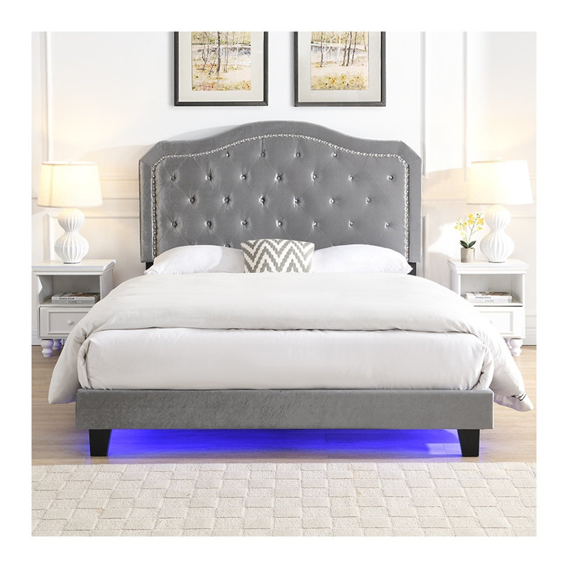 Grand lit plateforme tapissier avec lumières DEL, tête de lit capitonnée à boutons, finition velours gris clair, support à lattes de bois