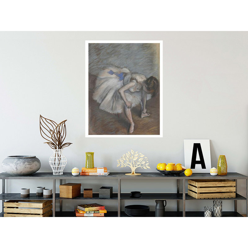 Danseuse assise se penchant en avant pour masser son pied gauche par Edgar Degas - Impression Giclée, H 40 po x l 32 po