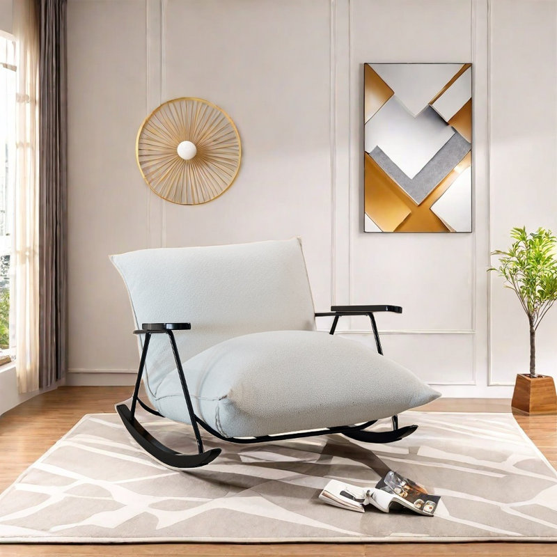 Chaise vintage en tissu avec accoudoirs en bois