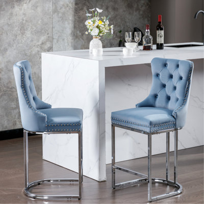 Paquet de 2 tabourets de bar à hauteur de comptoir de 26 po, velours bleu avec dossier à boutons et garniture de rivets, base en métal pour îlot de cuisine et coin repas, tabourets de 26 po, 2 pièces