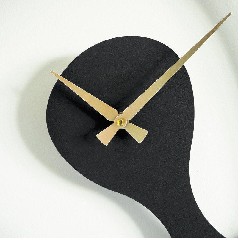 Horloge murale élégante en métal, noir et or, 17,3 po x 17,7 po | 100% acier, épaisseur: 0,05 pouce | Mécanisme silencieux pour des espaces de vie paisibles, conception légère (1,98 lb), décoration intérieure élégante