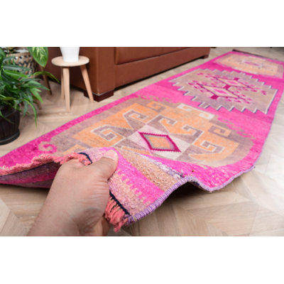 Tapis de style bohémien avec un motif de motif géométrique rose et orange dans une jolie nuance de couleurs