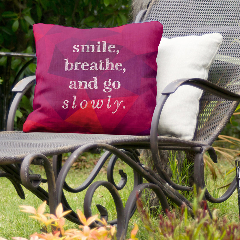 Coussin décoratif intérieur / extérieur Go Slowly, 18 po x 18 po, Rubellite