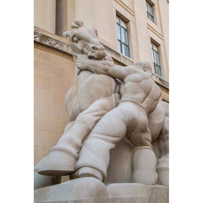 Statue d'un homme qui contrôle le commerce, Washington DC, H 24 po x l 16 po x P 1,5 po