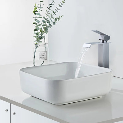 Single-handle Bathroom Faucet with Drain Assembly