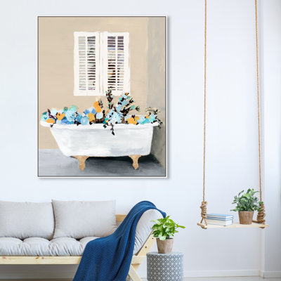 «Blue Floral Tub», art mural italien sur toile blanche avec fleurs colorées dans une élégante baignoire d'inspiration mondiale