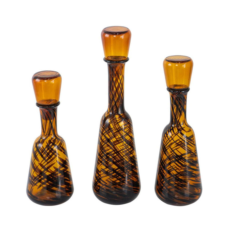 Ensemble de trois bouteilles décoratives en verre