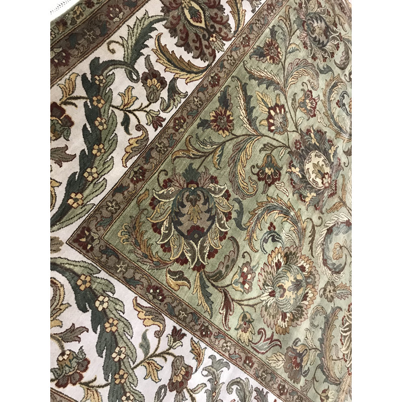 Tapis vert clair et ivoire noué à la main de haute qualité