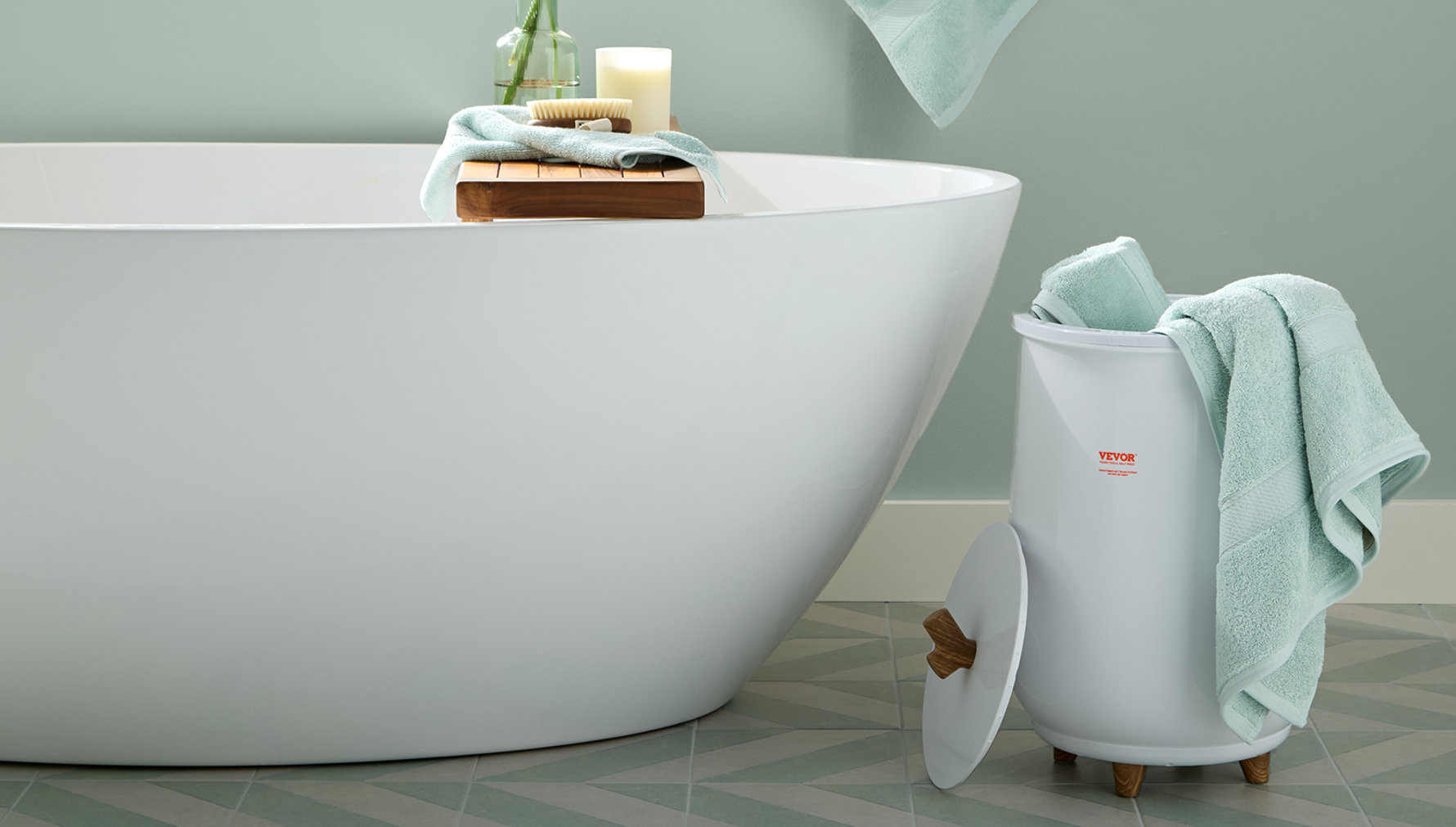 Baignoire autoportante et un chauffe-serviettes VEVOR avec des serviettes vert menthe.