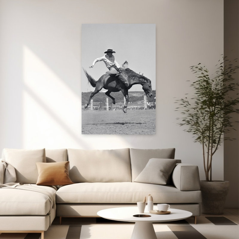 1950 s Cowboy chevauchant un cheval à cru sur un Western Ranch, 60" H x 40" W