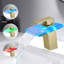 Robinet de lavabo pour salle de bain à DEL 3 couleurs, bec cascade, fixation sur comptoir à un trou, mélange d'eau chaude et froide, robinet doré brossé avec couleur, eau, fixation, trou,