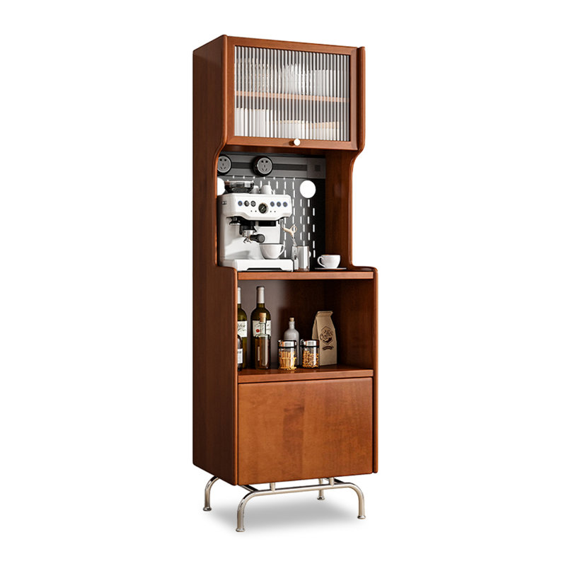 Armoire de rangement scandinave en bois massif de style rétro intégrée contre le mur de la cuisine., Noyer