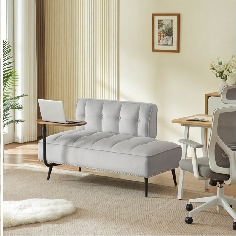 Canapé moderne deux places en velours gris de 137 cm (54 pouces) avec table d'appoint pivotante à 360° et garniture cloutée cuivrée.