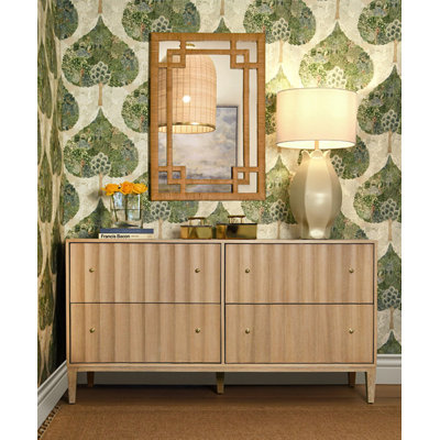 Commode à quatre tiroirs avec détail cannelé