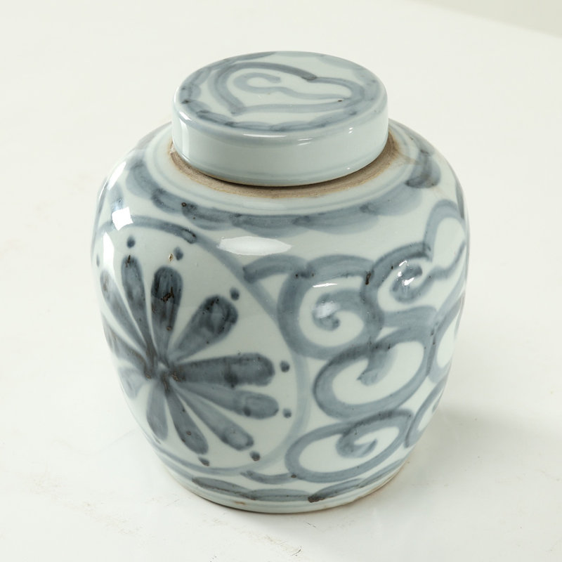 Environ 7 pouces de pot rond subtil bleu et blanc avec motif floral