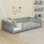 Lit simple pour enfants, lit simple avec clôture sans porte et barrières de sécurité-527831942
