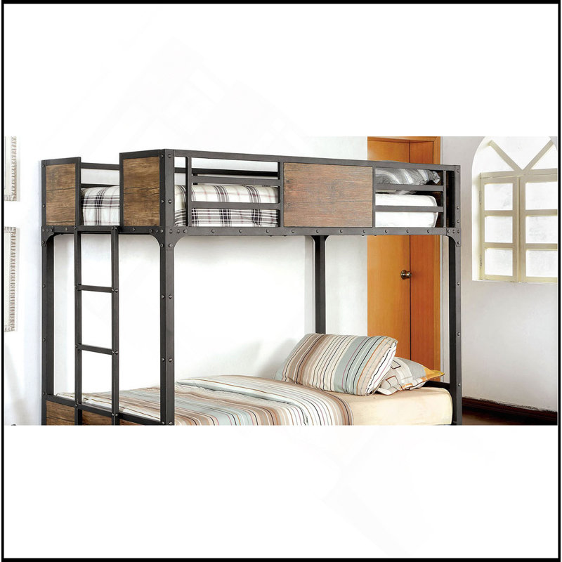Structure en métal avec lit superposé simple au-dessus de simple de style industriel avec échelle de pied de lit en bois et tête de clou