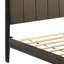 Grand lit avec revêtement de tête de lit brun et plateforme rustique en bois patiné gris