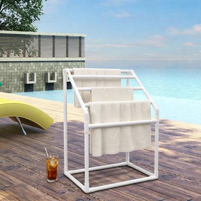 Porte-serviettes de piscine autoportant, organisateur de rangement extérieur en PVC blanc à 5 barres avec 8 pinces à serviettes, sac en filet et crochet, pour la plage, la piscine, peut contenir des flotteurs et des raquettes