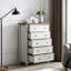 Armoire à commode beige à 5 tiroirs soigneusement conçue pour un rangement pratique et élégant