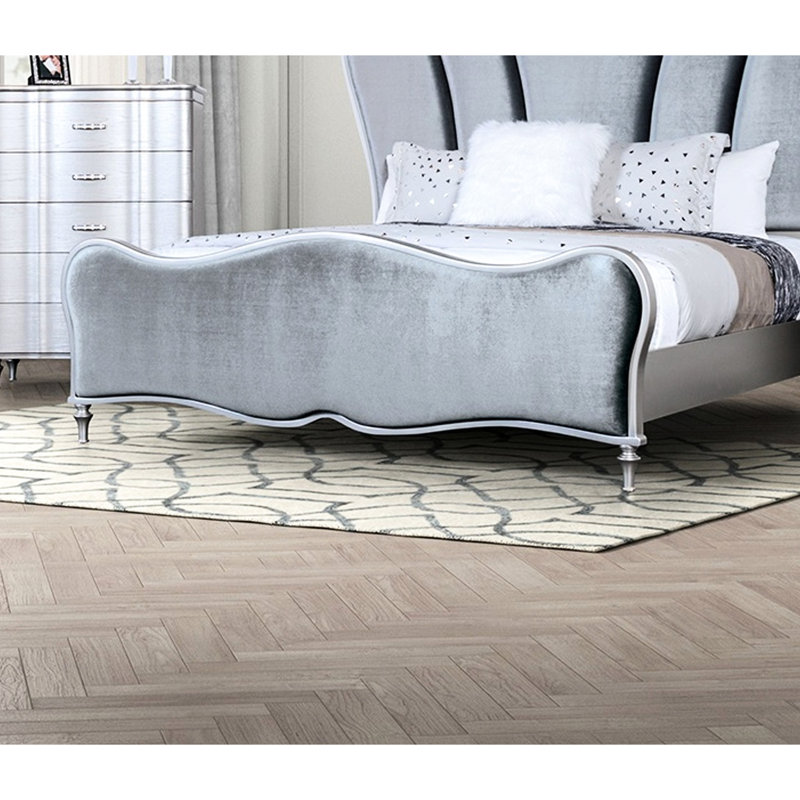 Structure de lit pour grand lit en tissu argenté avec tête de lit matelassée et pied en bois tourné pour chambre à coucher de style refuge