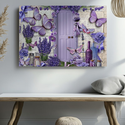 La toile crée un collage fantaisiste mettant en vedette une variété de teintes de lavande et des éléments floraux avec des textures douces et des impressions sur toile superposées