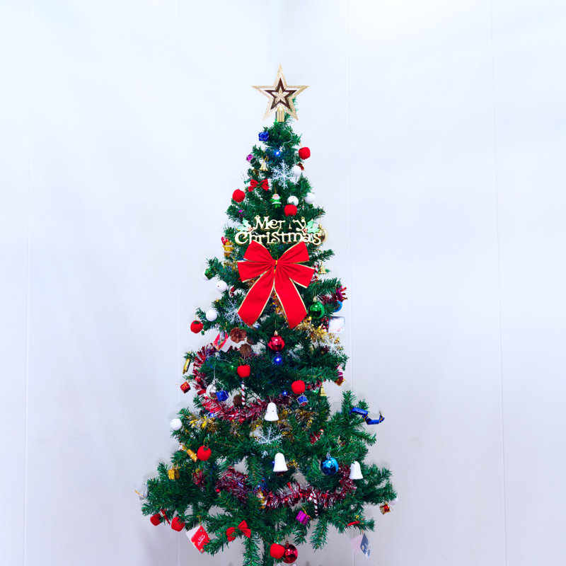 Arbre de Noël artificiel 5 pi avec lumières DEL écoénergétiques, comprenant 109 jupes d'arbre suspendues et garde-corps