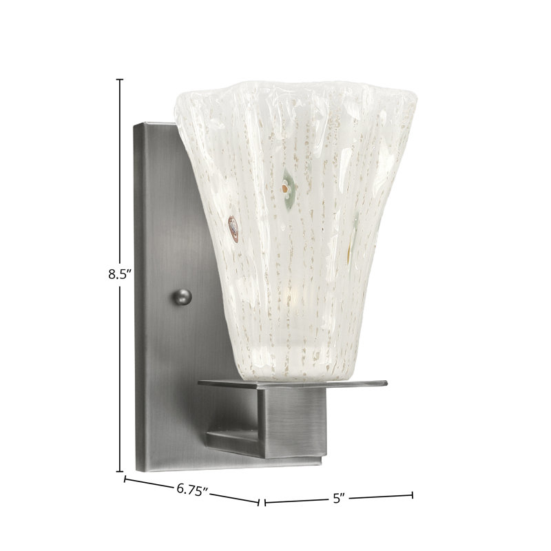 Applique murale Apollo présentée en finition graphite avec verre givré cannelé de 5,5 po