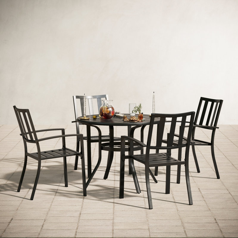 Ensemble repas de patio avec table ronde