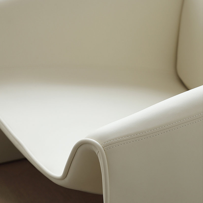 Fauteuil de loisir simple crème clair.