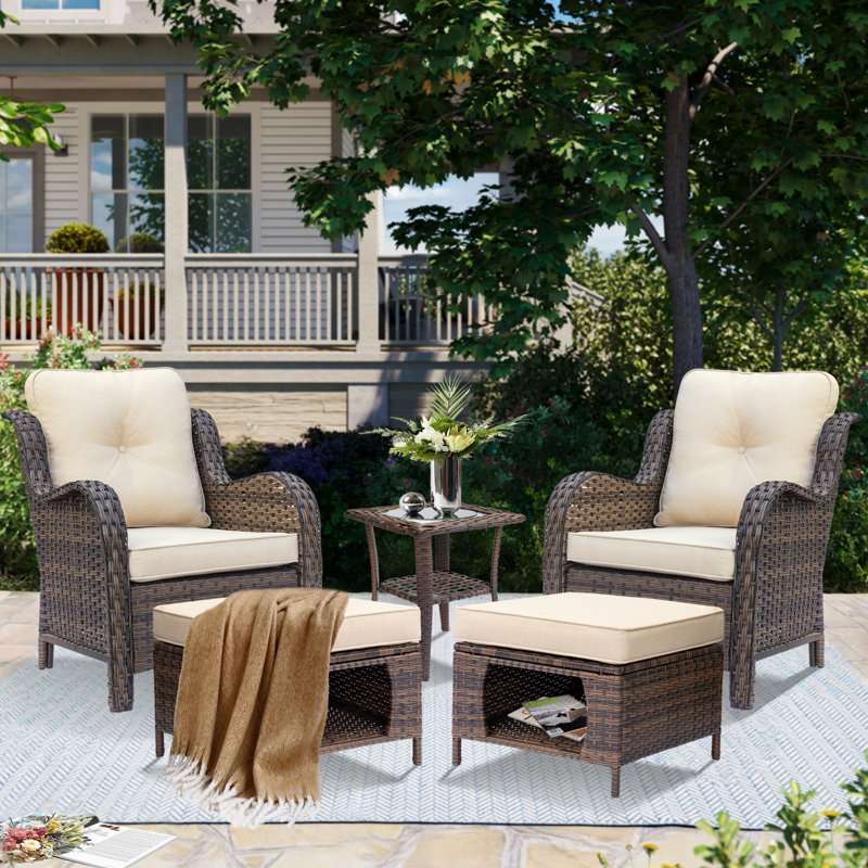Chaises de patio avec coussins et repose-pieds