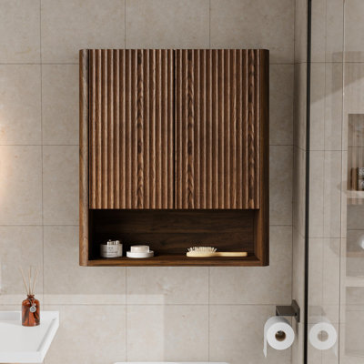 Armoire de salle de bain murale 26 po en noyer avec 2 portes rayées en bois massif et tablette ouverte