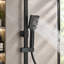 Système de douche mural noir mat avec affichage numérique et étagère, comprenant une pomme de douche carrée effet pluie, une douchette à main 3 jets, un bec inférieur et un pistolet de douche, en acier inoxydable et ABS.