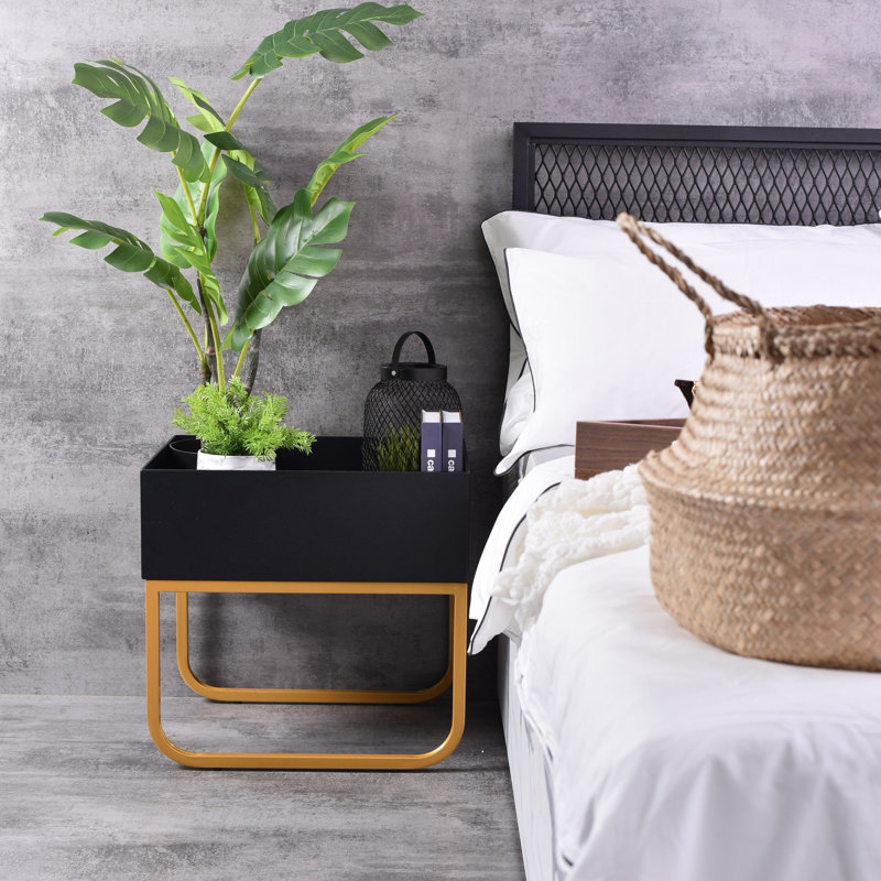 Hommes 50cm W Iron Bedside Table, Gold
