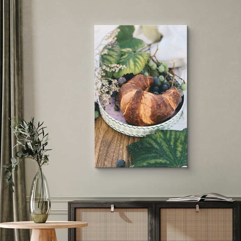 Croissant français, plat avec raisins, photographie de nourriture chic, H 36 po x l 24 po