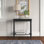 Console Elegant Hemenway 28 po - Finition neutre, pieds tournés et tablette de rangement inférieure fonctionnelle