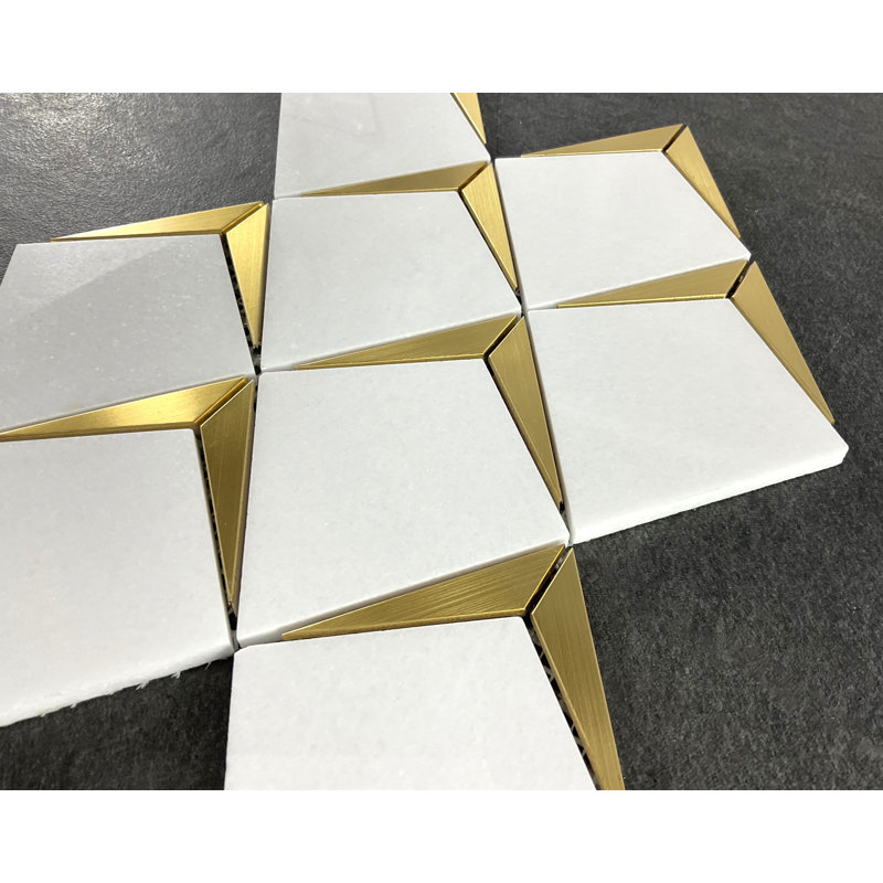 Forme de cerf-volant blanc Thassos avec mosaïque en métal doré