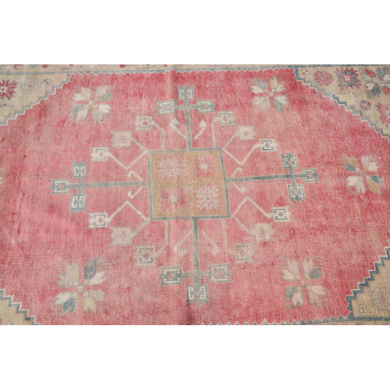 Tapis turc en laine tissé à la main avec motifs géométriques rouges discrets pour une décoration intérieure unique